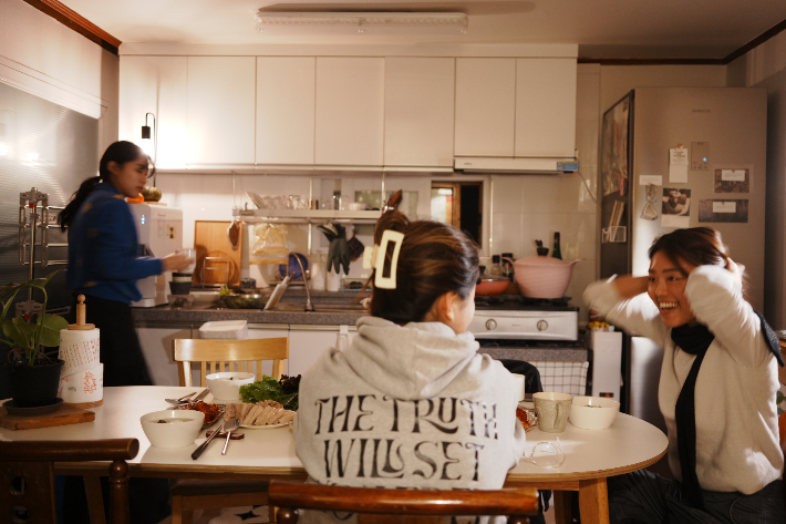 대학시절 함께 선교사 훈련을 받은 후 사회선교 공동체 'HereIam'을 꾸린 하영 씨와 예빈 씨는 도심 속 주거 공간이 필요한 이들에게 조건 없이 방을 내어주는 '나그네방'을 운영하고 있다. 'HereIam' 제공