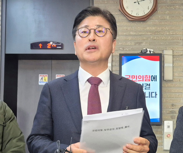 국민의힘 김종혁 전 최고위원이 19일 서울 여의도 국민의힘 중앙당사에서 열린 윤리위원회에 출석한 뒤 취재진과 인터뷰하고 있다. 연합뉴스