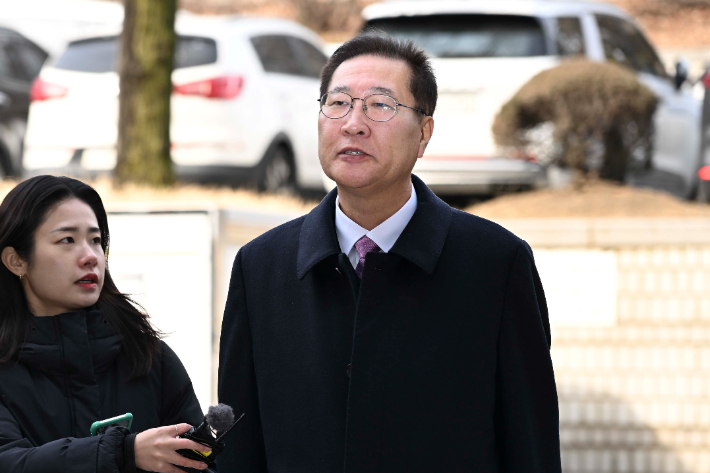 12·3 비상계엄 사태에 가담하고 김건희 여사의 수사 관련 청탁을 들어준 혐의로 기소된 박성재 전 법무부 장관이 26일 서울 서초구 서울중앙지법에서 열린 첫 공판에 출석하고 있다. 연합뉴스