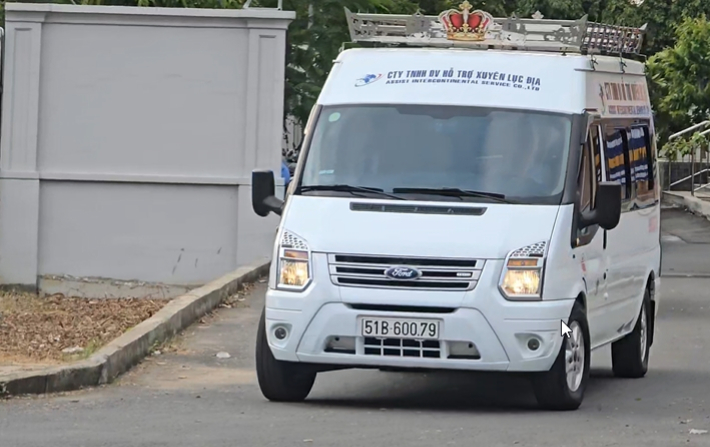 26일(현지시간) 오후 베트남 호찌민시 법의학센터에서 이해찬 민주평화통일자문회의 수석부의장의 시신을 실은 장례차(흰색) 등 차량 행렬이 경찰 오토바이들의 호위 속에 떤선 국제공항으로 향하고 있다. 연합뉴스