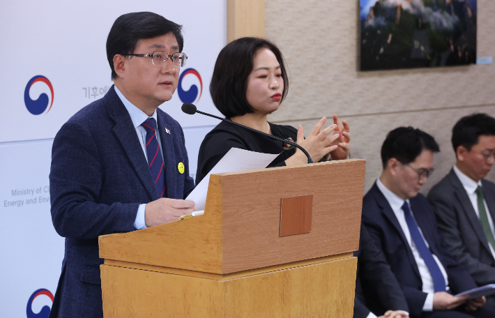 김성환 기후에너지환경부 장관이 26일 정부세종청사 기후부 기자실에서 제12차 전력수급기본계획 추진 방향을 발표하고 있다. 연합뉴스 