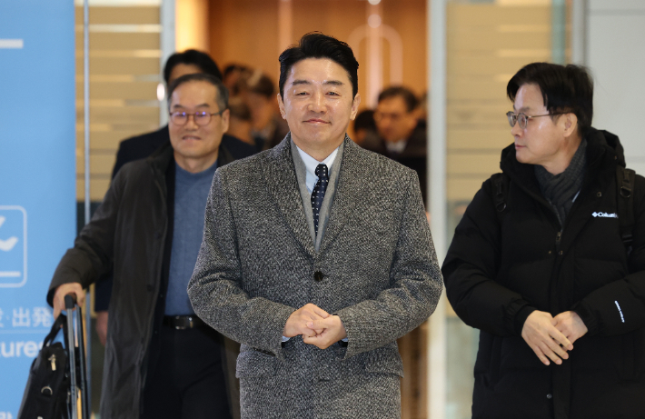 '전략경제협력 대통령 특사' 자격으로 강훈식 대통령실 비서실장이 26일 인천국제공항을 통해  캐나다로 출국하고 있다. 연합뉴스