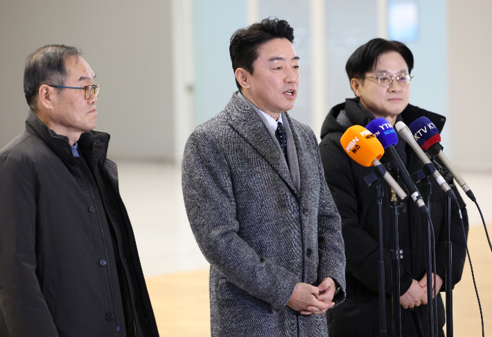 강훈식 대통령실 비서실장이 26일 인천국제공항을 통해 캐나다로 출국하기 전 취재진 앞에서 발언을 하고 있다. 왼쪽은 이용철 방위사업청장, 오른쪽은 김정관 산업부 장관. 연합뉴스