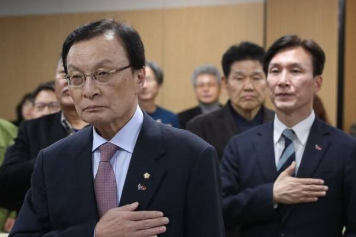 고 (故)이해찬 민주평화통일자문회의 수석부의장과 김민석 국무총리. 연합뉴스 