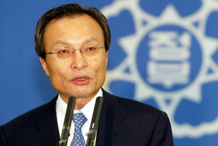 이해찬 민주평화통일자문회의 수석부의장이 25일 베트남에서 치료 중 별세했다고 민주평통이 밝혔다. 향년 73세.  사진은 2004년 6월 30일 당시 국무총리를 지낸 이해찬 민주평통 수석부의장이 청사에서 열린 취임식에서 취임사를 하는 모습.  연합뉴스