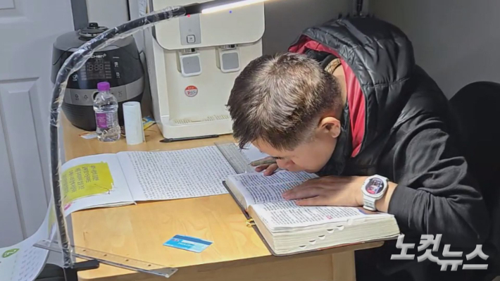 교회 달력에 성경 필사 중인 김용복 안수집사. 본인 제공 