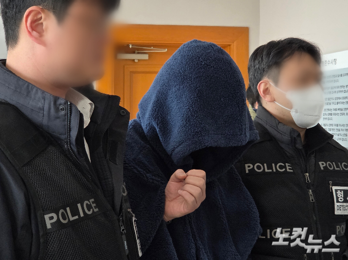 캄보디아 범죄단체 가입 및 활동 혐의를 받는 피의자가 구속 전 피의자 심문을 받기 위해 법정으로 들어서고 있다. 박우경 기자