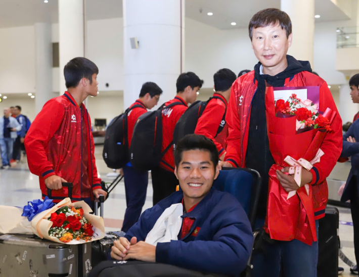 휠체어를 끄는 김상식 감독(오른쪽). 베트남넷 캡처