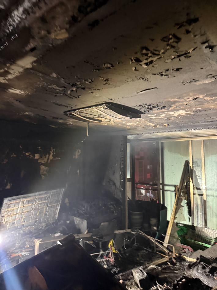 26일 오후 8시 35분쯤 대구 달서구 도원동의 한 아파트에서 불이 났다. 대구소방안전본부 제공