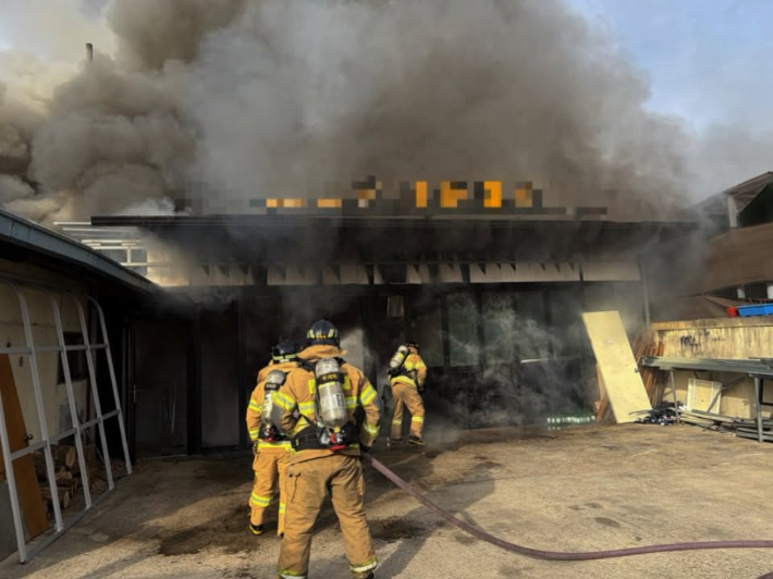 26일 오전 9시 46분쯤 경북 예천군 예천읍 남본리의 1층짜리 PVC 판매점에서 불이 났다. 경북 예천소방서 제공 