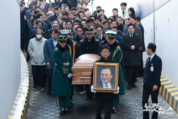 베트남 출장 중 별세한 고(故) 이해찬 민주평화통일자문회의 수석부의장의 시신과 영정이 27일 서울 종로구 서울대병원 장례식장에 도착해 운구되고 있다.