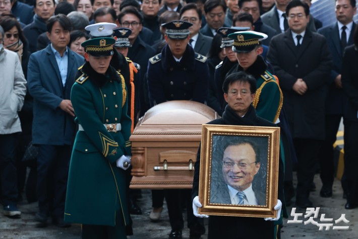 베트남 출장 중 별세한 고(故) 이해찬 민주평화통일자문회의 수석부의장의 시신과 영정이 27일 서울 종로구 서울대병원 장례식장에 도착해 운구되고 있다.