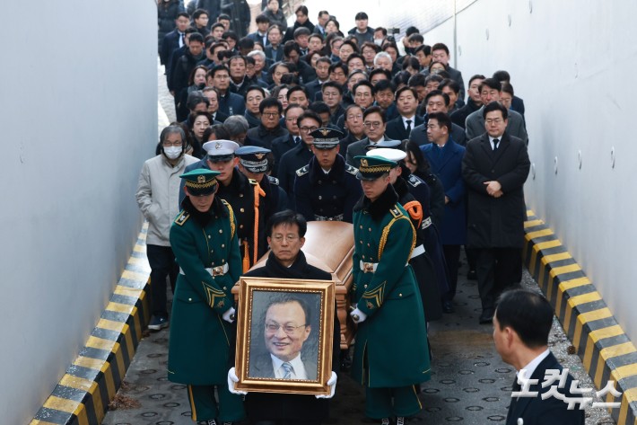 베트남 출장 중 별세한 고(故) 이해찬 민주평화통일자문회의 수석부의장의 시신과 영정이 27일 서울 종로구 서울대병원 장례식장에 도착해 운구되고 있다.