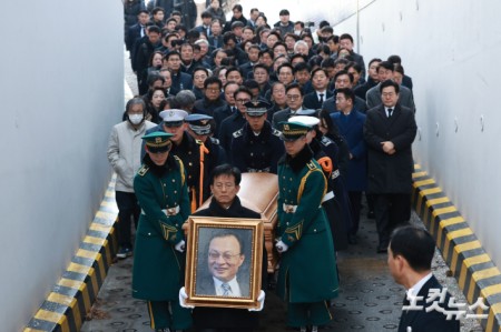 베트남 출장 중 별세한 고(故) 이해찬 민주평화통일자문회의 수석부의장의 시신과 영정이 27일 서울 종로구 서울대병원 장례식장에 도착해 운구되고 있다.