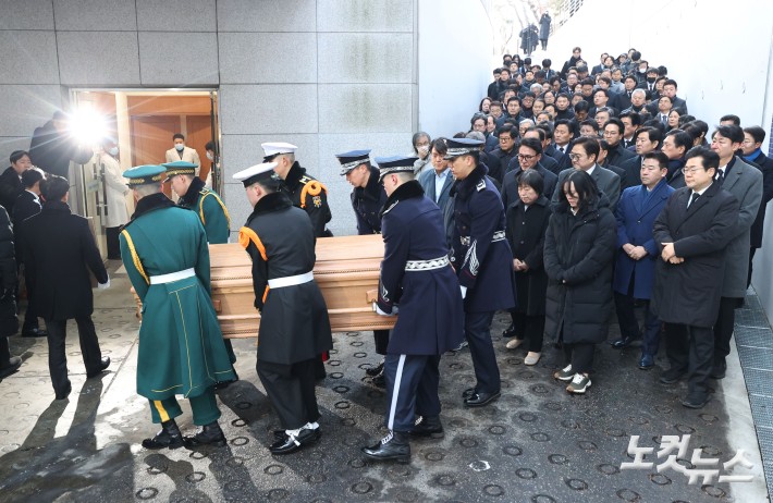 베트남 출장 중 별세한 고(故) 이해찬 민주평화통일자문회의 수석부의장의 시신과 영정이 27일 서울 종로구 서울대병원 장례식장에 도착해 운구되고 있다.