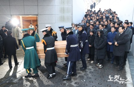 베트남 출장 중 별세한 고(故) 이해찬 민주평화통일자문회의 수석부의장의 시신과 영정이 27일 서울 종로구 서울대병원 장례식장에 도착해 운구되고 있다.