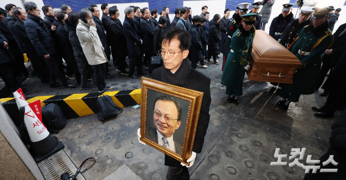 베트남 출장 중 별세한 고(故) 이해찬 민주평화통일자문회의 수석부의장의 시신과 영정이 27일 오전 서울 종로구 서울대학교병원 장례식장에 도착해 운구되고 있다. 류영주 기자