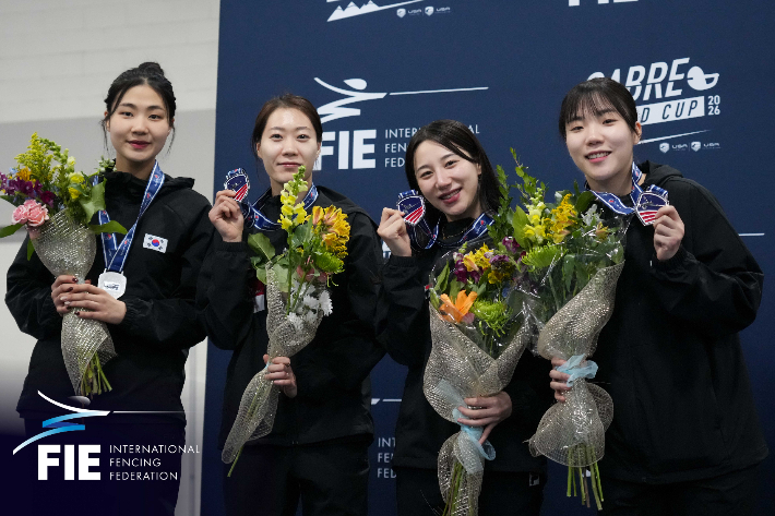 준우승을 거둔 여자 사브르 대표팀. 협회  