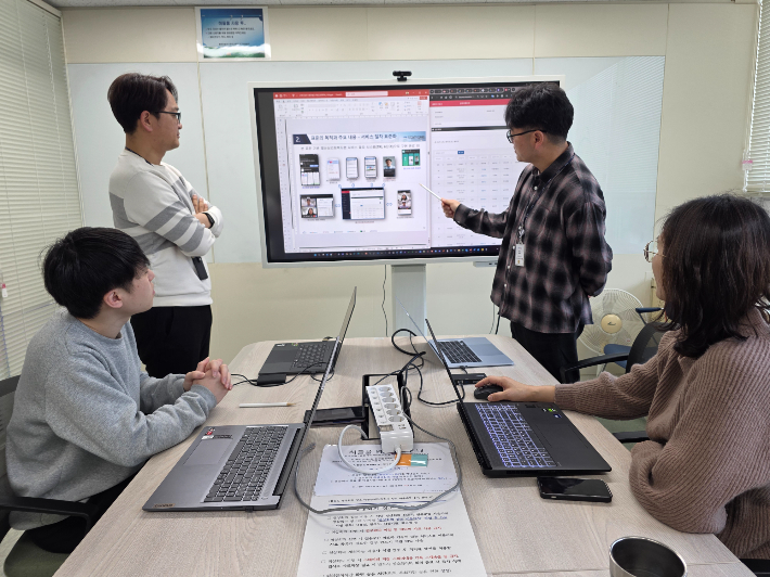 ETRI 연구진이 AI 기반 재난심리회복지원 플랫폼 화면을 기반으로 주요 기능과 서비스 흐름을 점검하고 있다. ETRI 제공