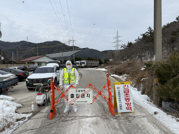 전라남도는 지난 26일 영광의 한 양돈농장에서 아프리카돼지열병(ASF)이 발생함에 따라 발생 농장 출입 금지와 함께 긴급초동방역에 나서고 있다. 전라남도 제공