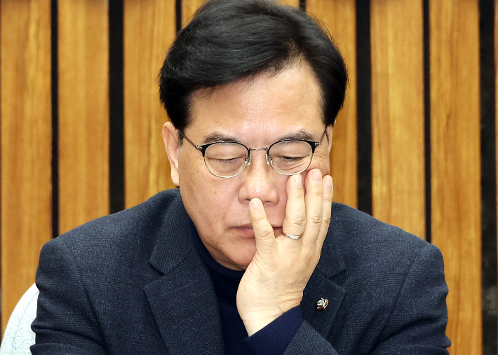 국민의힘 송언석 원내대표가 27일 국회에서 열린 '통일교 게이트·공천뇌물 특검법' 토론회에서 생각에 잠겨 있다. 연합뉴스