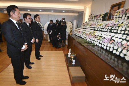 정청래 더불어민주당 대표와 김민석 국무총리, 우원식 국회의장이 27일 오전 서울 종로구 서울대학교병원 장례식장에 마련된 故 이해찬 전 국무총리의 빈소를 조문하고 있다.