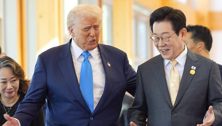 이재명 대통령(오른쪽)과 도널드 트럼프 미국 대통령이 대화하고 있다. 대통령실 제공