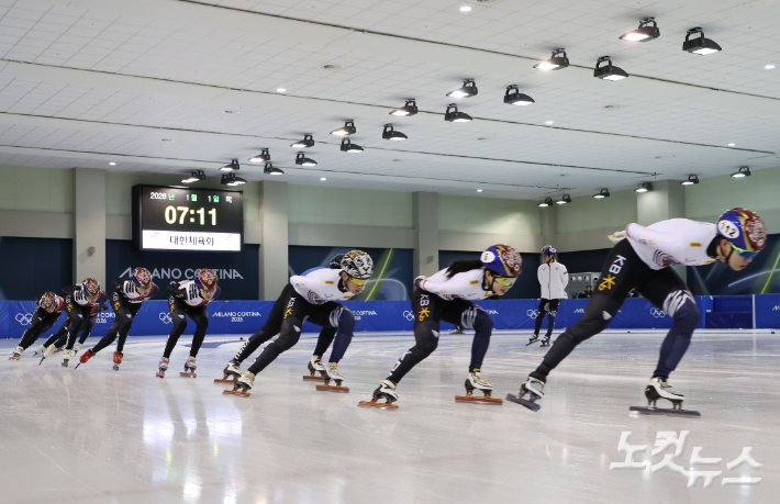 쇼트트랙 국가대표 선수들이 진천 국가대표선수촌에서 2026 밀라노 코르티나 동계올림픽을 앞두고 신년 훈련을 하고 있다. 류영주 기자