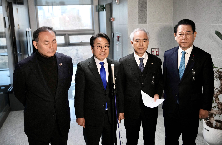 강기정 광주광역시장이 27일 국회의원회관에서 열린 '광주전남 통합 특별법 검토 시도지사-국회의원 4차 조찬간담회'를 마치고 특별시 명칭과 주소지에 대한 결정사항을 발표하고 있다. 사진 왼쪽부터 김원이 민주당 전남도당 위원장, 강기정 광주시장, 양부남 민주당 광주시당 위원장, 김영록 전남지사. 광주광역시 제공