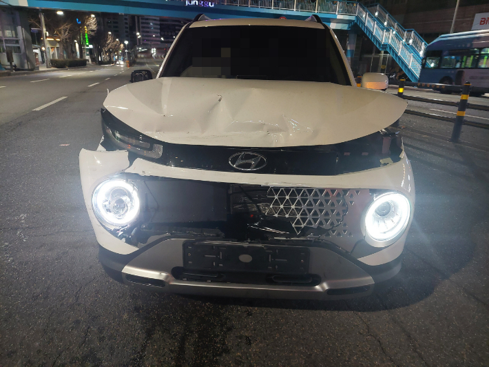 26일 부산 중구 부산터널삼거리 도로에서 음주운전 차량이 택시를 들이받았다. 부산경찰청 제공 