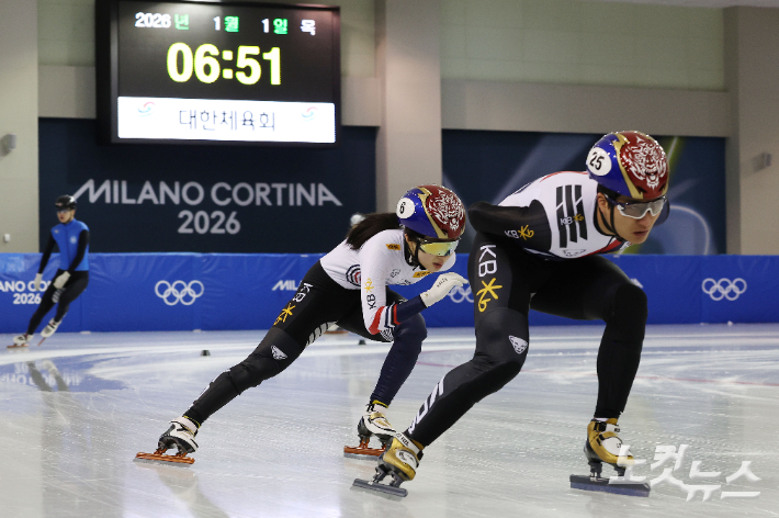 쇼트트랙 국가대표 선수들이 진천 국가대표선수촌에서 2026 밀라노 코르티나 동계올림픽을 앞두고 신년 훈련을 하고 있다. 류영주 기자