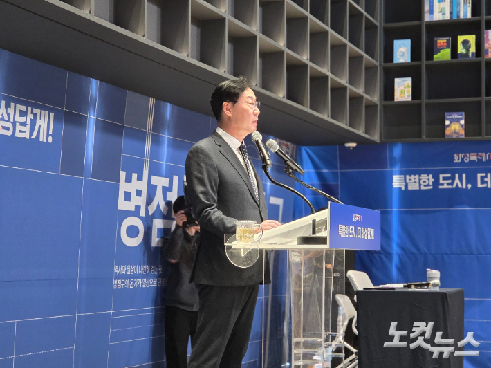 정명근 경기 화성시장이 27일 기자회견을 열고 4개 구청 체제를 비롯한 행정체제 개편안을 공개했다. 정성욱 기자