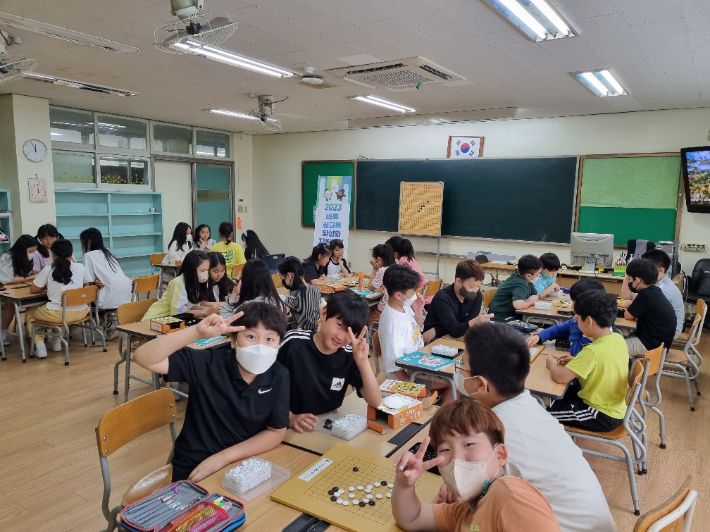 초등학교에서 진행된 바둑수업. 한국기원 제공