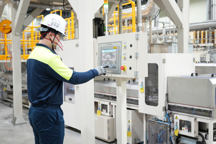 세종 기술연구소 파일럿설비_담당자 공정 가동. 포스코퓨처엠 제공
