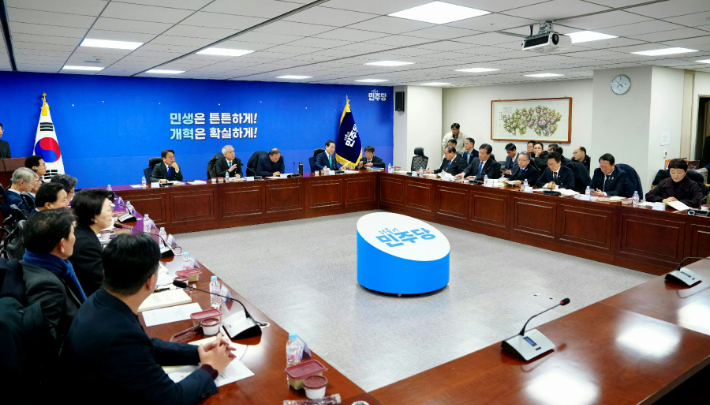 27일 서울 국회의원회관에서 열린 강기정 광주광역시장과 김영록 전남도지사, 지역 국회의원들이 광주·전남 행정통합 특별법 검토 제4차 간담회에서 지역 국회의원들과 특별법에 대해 논의하고 있다. 전라남도 제공 