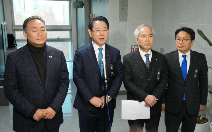 김영록 전라남도지사가 27일 서울 국회의원회관에서 열린 광주·전남 행정통합 특별법 검토 제4차 간담회에서 논의된 특별법 내용을 발표하고 있다. 전라남도 제공 