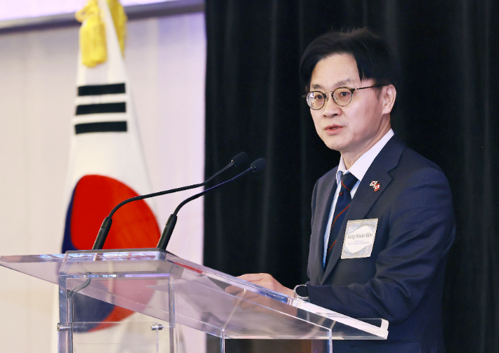 김정관 산업통상부 장관이 26일(현지시간) 캐나다 토론토 파크 하얏트호텔에서 열린 한-캐나다 자동차 산업협력 포럼에서 인사말을 하고 있다. 연합뉴스