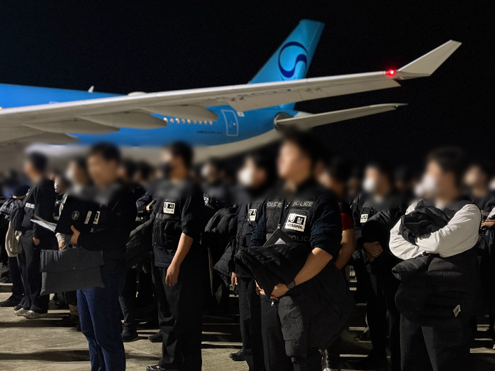 경찰이 23일 캄보디아 프놈펜국제공항에서 스캠(scam·사기), 인질강도 등 범행을 저지른 한국인 범죄 조직원들을 국내로 송환하기 위해 대기하고 있다. 경찰청 제공