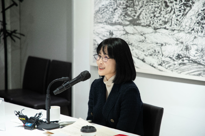 27일 서울 중구 달개비에서 열린 제49회 이상문학상 대상 발표 기자간담회에서 대상에 서전된 위수정 작가가 작품 세계에 대한 취재진의 질문에 답하고 있다. 다산북스 제공 