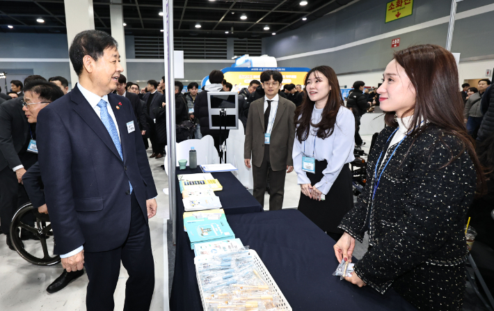 구윤철 부총리 겸 재정경제부 장관이 27일 서울 서초구 aT센터에서 열린 2026 공공기관 채용정보박람회에서 기관별 상담 부스를 살펴보고 있다. 연합뉴스