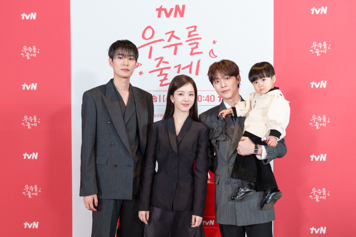 tvN 새 수목드라마 '우주를 줄게'의 배우 박서함, 노정의, 배인혁, 박유호. tvN 제공