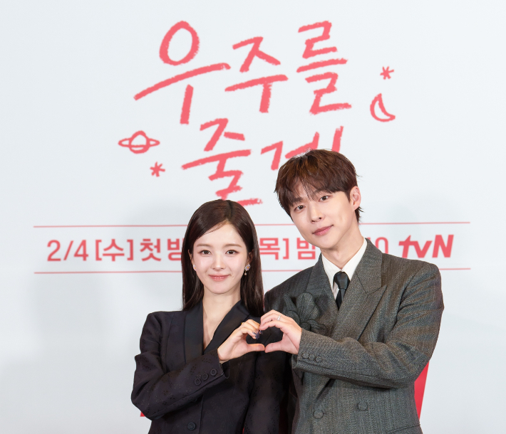 tvN 새 수목드라마 '우주를 줄게'의 배우 노정의, 배인혁. tvN 제공