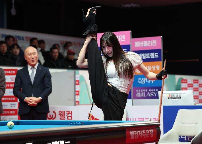 '웰컴저축은행 PBA 챔피언십' 개막식에서 리듬 체조 출신 스타 신수지가 다리찢기 시타를 펼치고 있다. PBA 