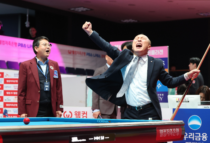 웰컴저축은행 김대웅 대표이사가 시타에 성공한 뒤 환호하고 있다. PBA 