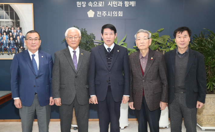 27일 전주시의회와 전주향교 간담회에서 남관우 시의장(가운데)을 비롯한 두 기관 관계자들이 기념촬영을 하고 있다. 전주시의회 제공