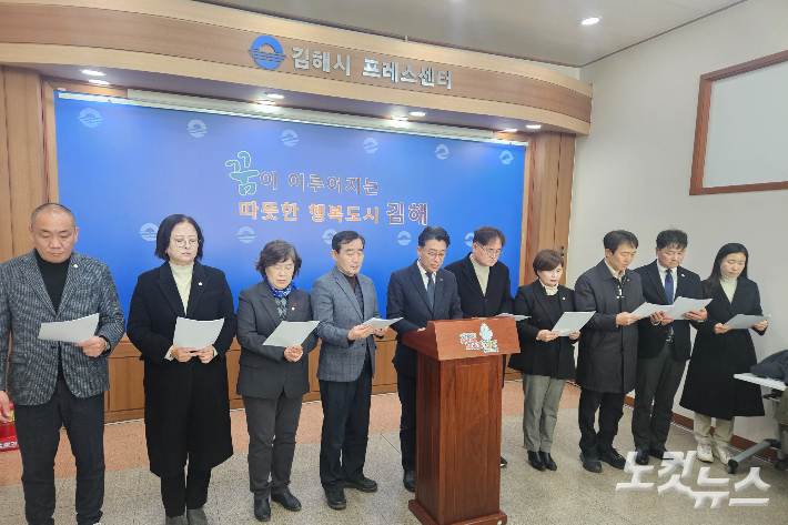 김해는 벌써 선거전…민주 시의원들 "홍태용은 행사용 시장"