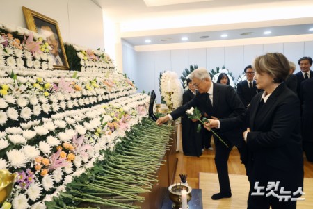 문재인 전 대통령과 김정숙 여사가 27일 오후 서울 종로구 서울대학교병원 장례식장에 마련된 고 이해찬 민주평화통일자문회의 수석부의장의 빈소를 찾아 조문하고 있다.