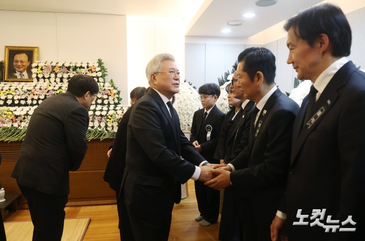 문재인 전 대통령이 27일 오후 서울 종로구 서울대학교병원 장례식장에 마련된 고 이해찬 민주평화통일자문회의 수석부의장의 빈소를 찾아 조문하며 정청래 더불어민주당 대표와 인사를 나누고 있다.