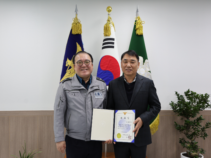 광주 광산경찰서가 이남열 퇴직 경찰관을 보이스피싱 예방 홍보 강사로 위촉하고 위촉장을 수여하고 있다. 광주 광산경찰서 제공