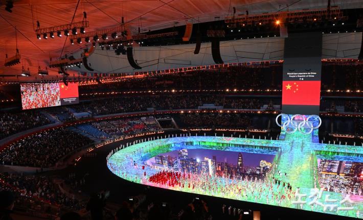 지난 2022년 2월 4일 중국 베이징 국립경기장에서 열린 2022 베이징동계올림픽 개막식에서 중국 선수단이 입장하고 있다. 박종민기자